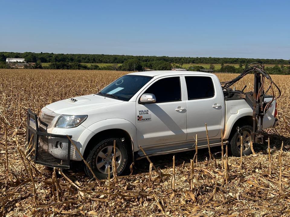 Caminhonete da Proest equipada com perfurador de coleta de solo, em campo de cliente